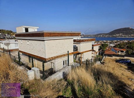 Yenifoça Burunucu'nda Tam Bağımsız Satılık 5+1 Müstakil Villa