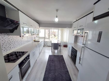Göral Emlaktan 3+1 Full Yapılı Mobilyalı Ara Kat Şeftali Sokakta 120 M2