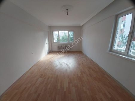Gökmeydan Samur Sk. Balkonlu Boya Badanalı Kiralık 2+1 Daire