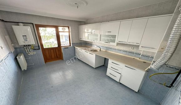 Atapark Pazar Yeri Bölgesinde 3+1 Yüksek Giriş Kat Konumunda