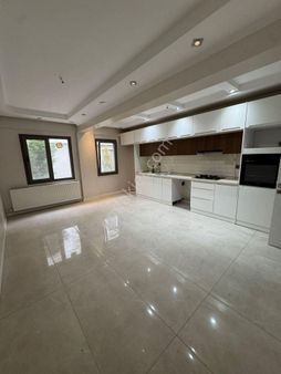 Zeki Emlak'tan Havuzlu Güvenlikli Site İçinde Kiralık 3+1 Daire