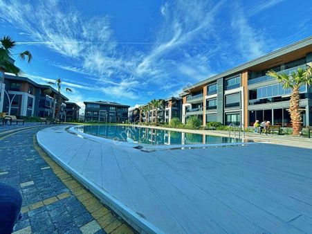 Uytundan Edremit'te Havuzlu Tenis Kortlu Ultralüks Sitede 3+1