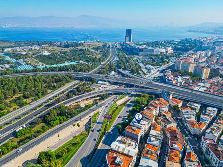 İzmir Mithatpaşa Caddesi'nde Prestijli Lokasyonda Satılık Dükkan