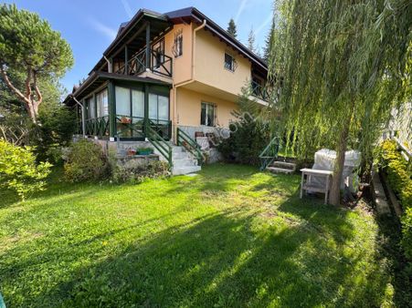 Sapanca’da Site İçinde Göl Manzaralı Satılık Dubleks Villa…