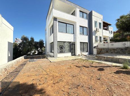 Kesintisiz Deniz Manzaralı Tadilatlı Satılık Villa