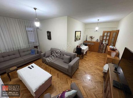 Küçükyalı Merkezi Lokasyonda Oturuma Hazır Satılık 3+1 Daire