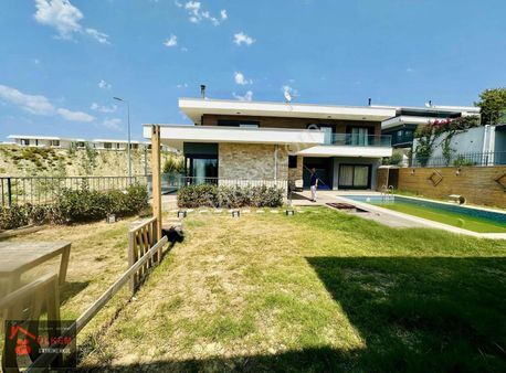 Soğucakta 850m2 Bahçe Asansörlü Acil Satılık Köşe Villa