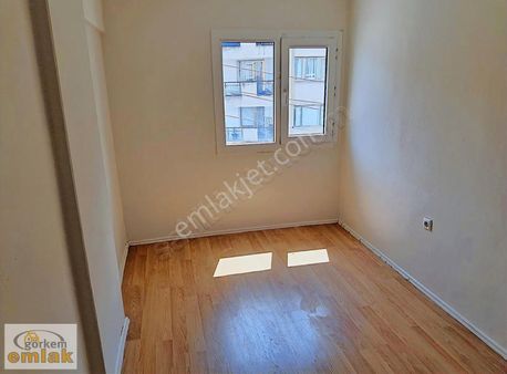 Bahçelievler'de Kiralık Arakat Daire. Önü Açık Kullanışlı.k:1256