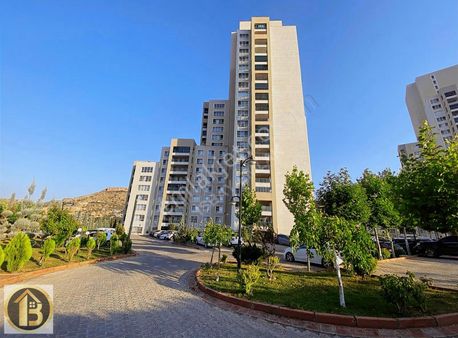 Altın Şehirde 7/24 Güvenlikli Site Cephesi Satılık 1+1 Daire