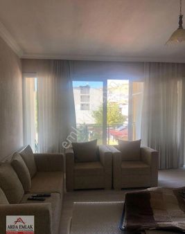 Cadde Üzerinde Kiralık Eşyalı Daire