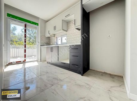 Ayrı Mutfaklı Çift Balkonlu Yeniköy' De 2+1 Yüksek Giriş Daire