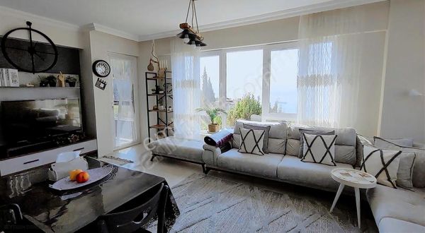 İzmit Merkezinde, Mobilyalı Deniz Manzaralı Daire