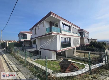 Remax Mıd Den Yenı Mahalle Vıllalar Bölgesınde 5+2 Satılık Vılla