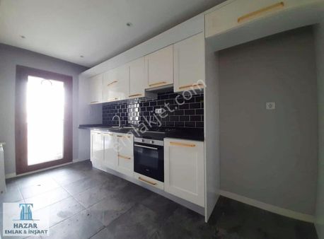 Ziyapaşa Bulvarında Cepheleri Açık Geniş Daire