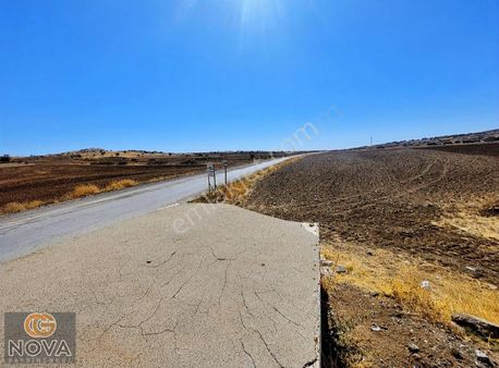 Elmadağ'da Dört Yol Ağzında Yola Sıfır Tarla