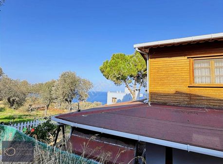 Kayaoğlun'dan Yeni Foça Ercan Sitesinde Deniz Manzaralı Ahşap Ev
