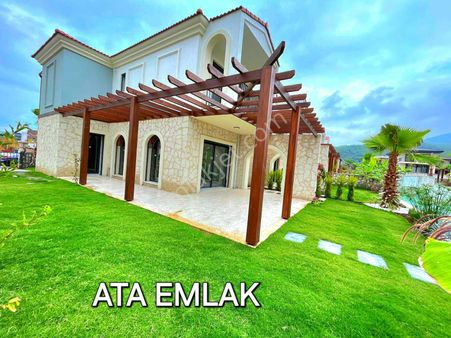 Kuşadasında Havuzlu Sitede 3+1 Sıfır Villa