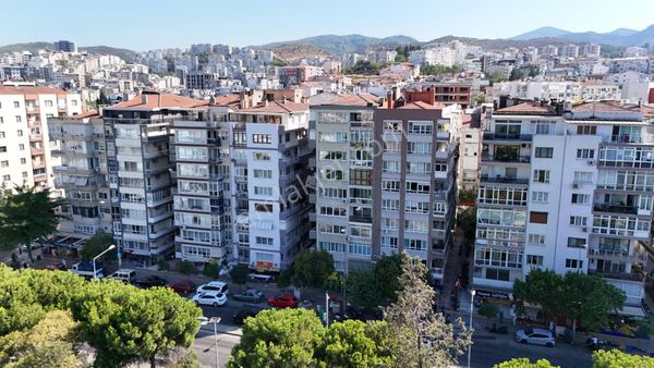 İnönü Cad. Üzeri Göztepe Stadı Karşısı Mükemmel Konumlu Daire..