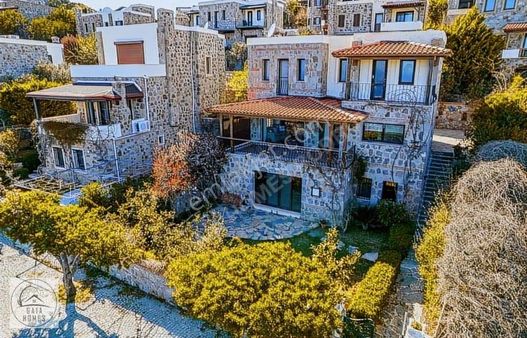 Kiralık Gürece Nezih Sitede Deniz Manzaralı 3+1 Müstakil Villa