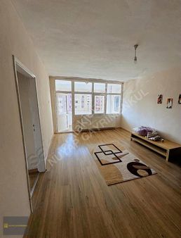 Yüzüncü Yıl İşçi Blokları'nda 2+1 Kiralık Daire