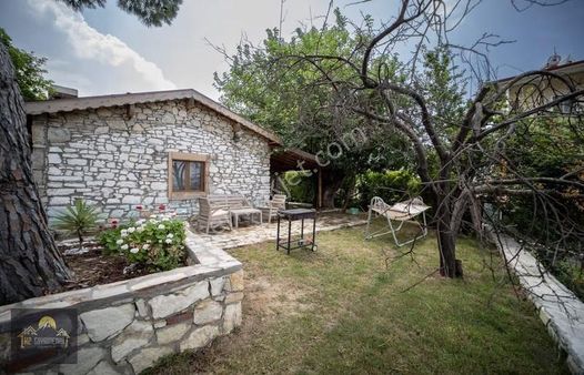 Kuşadası Soğucak'ta Hazirana Kadar Kiralık 1+1 Bahçeli Taş Ev