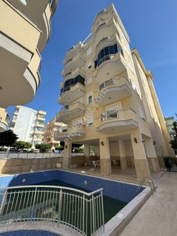 Alanya Mahmutlar'da Merkezi Konumda Bakımlı Havuzlu Satılık 2+1