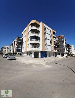 Yukarı Alata'da Geniş Ön Kullanımlı Çift Cepheli Kiralık Dükkan