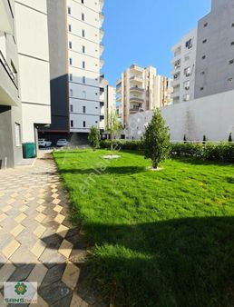 Erdemli Merkezde Havuzlu Otoparklı Güyünme Odalı Site İçi 3+1