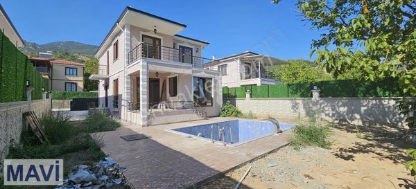 Remax Mavi Cansu Soy'dan Pamukova'da Havuzlu Müstakil Villa