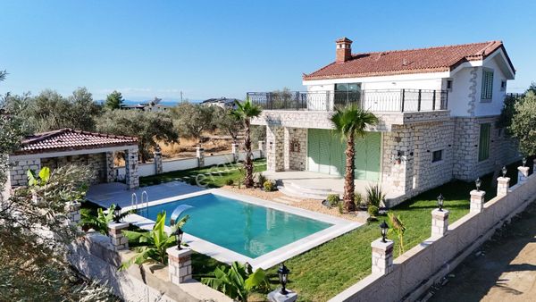 Altınoluk'ta 650 M2 Arsa İçinde Satılık Havuzlu Villa