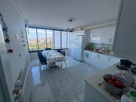 Küçükler Gayrimenkulden Karşıyaka Da Site İçinde Satılık Daire