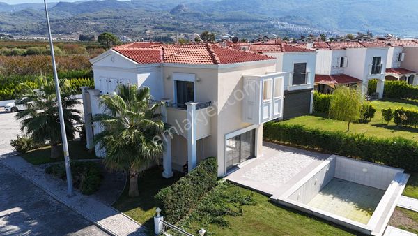 Avantaj Gayrimenkul'den Denize 300 Mt Mesafede 4+1 Özel Havuzlu