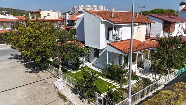 Denize Çok Yakın,geniş Bahçeli, Köşe Konumlu Yenilenmiş Villa