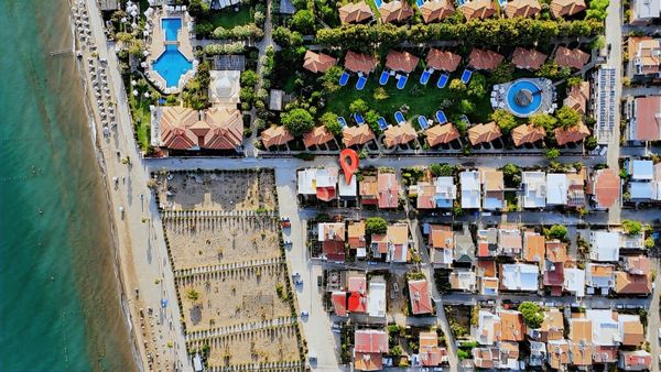 Ürkmez Havacılar Sitesi Mevkiinde Denize 150 M.meafede Villa