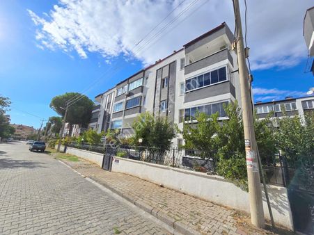 ▇altınkumda Ön Cephe Geniş Cam Balkonlu Merkezi Konumda 2+1daire