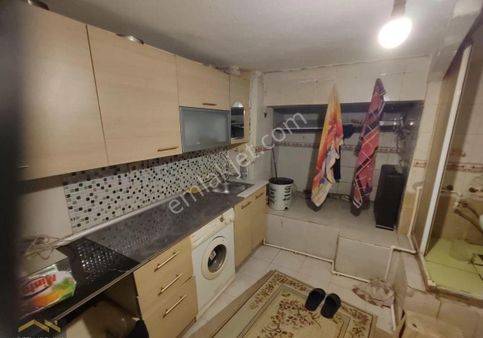 Bakırköy Merkezde Net 30 Metrekare 3 Katlı Dükkan