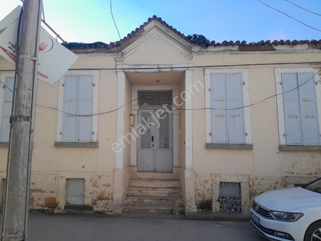 Menemen Merkezde Tarihi Dokuya Sahip 275 M2 Satılık Bahçeli Ev