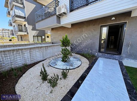 Kuşadası Davutlarda Yeşillikle İçinde Havuzlu Sitede Bahçe Katı