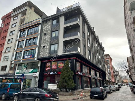 Eskidjiden İzmit Merkez Atatürk Bulvarında Yeni Binada 1+1 Ara Kat Daire