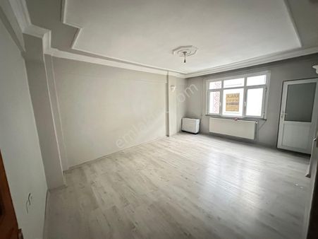 Üç Kardeşler'den 50.yıl Mahallesinde 2+1 Kiralık 95m2 Ara Kat
