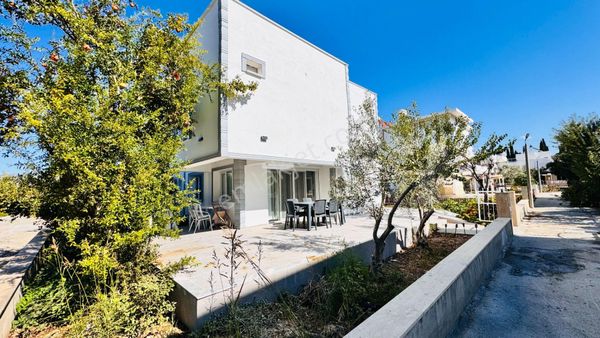 Aydın Kuşadası Karaova'da Denize 200 Mt. Eşyalı Kiralık 3+1 Villa