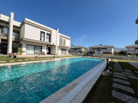 Kuşadası Sahil Sitelerinde Yolun Altında 3+1 130m2 Dubleks Yerden Isıtmalı Müşterek Havuzlu Lux