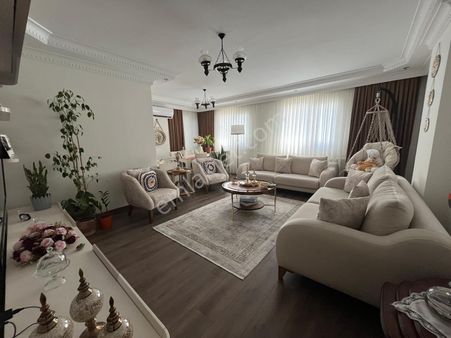 Kuşadası Merkezde Hacıfeyzullah Mahallesinde 3+1 145m2 Arakat Doğalgazlı