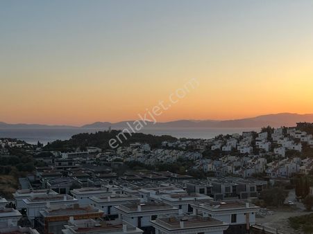 Kuşadası Kadınlar Denizinde Arakat 3+1 120m2 Asansörsüz Deniz Manzaralı Fırsat Daire