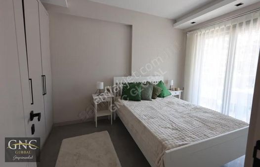 Havuz Ve Şehir Manzaralı Ara Katta Satılık 1+1 Daire