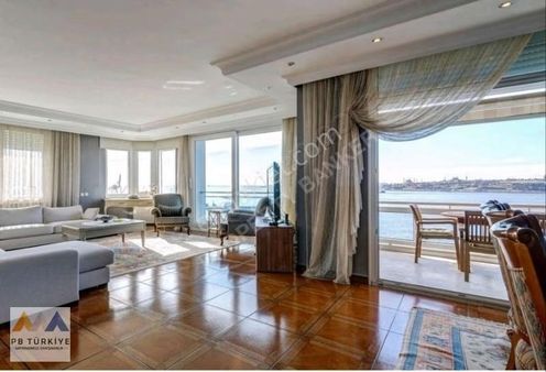 Üsküdar Salacak'ta Yol Yalısı Apt.'ında Çatı Dubleks 5+2 Daire