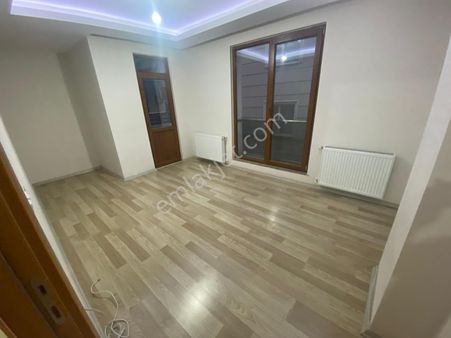 Merkez’de 2+1 Yani Bina Asansörlü Metrobüse Yakın