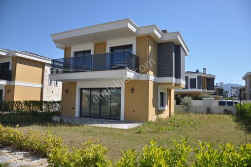 Davutlar Sahilde Denize 550mt Müstakil Geniş Bahçeli 3+1 Yeni Villa