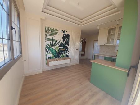 Kuşadası'nda Asansörlü, Balkonlu, Yeni 1+1 Doğa Manzaralı Daire