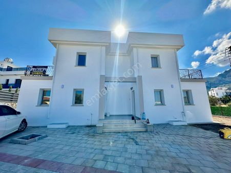 Girne Zeytinlik'te Bahçeli, Teraslı Ve Eşyalı Kiralık 2+1 İkiz Villalar !!
